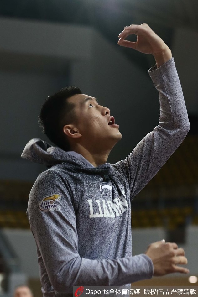 训练场上,辽篮核心郭艾伦如灵猫般穿梭,手中运球的节奏明快而稳健,眼神中透露出舍我其谁的锋芒,仿佛随时准备在敌阵中撕开一道缺口。