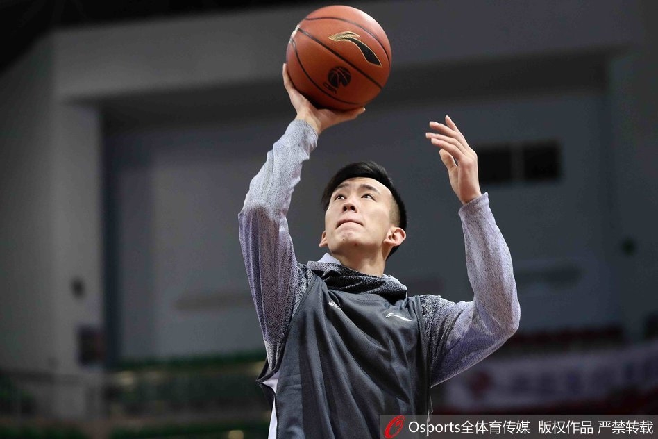 霍尔曼内线强打，面对多人包夹依然强硬出手，场边队友纷纷起立注视