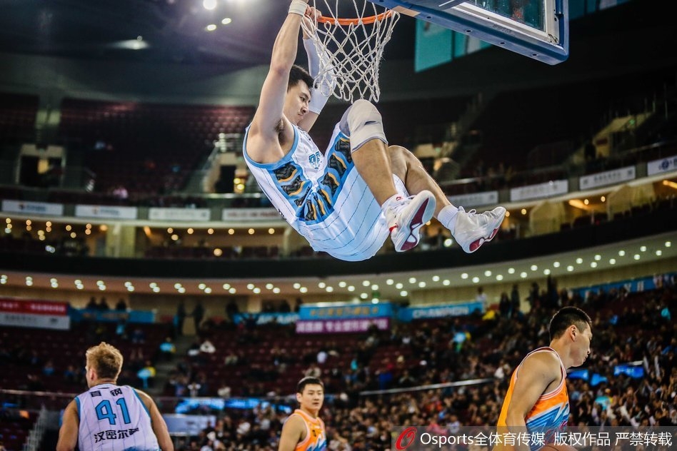郭艾伦如猎豹般撕破青岛防线，在长人丛林中轻巧挑篮，指尖拨动的不仅是篮球，更是青春的旋律。