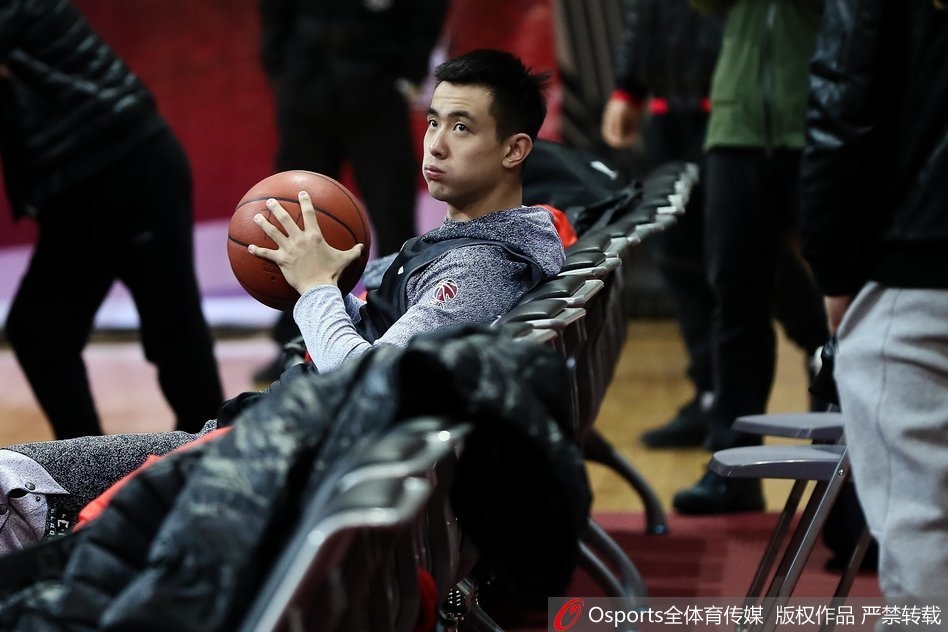 训练结束后,队员们围成一圈,手臂搭着彼此的肩膀,齐声高喊着加油,这团结一心的一幕,正是辽宁男篮向总冠军发起冲击的最强底气。