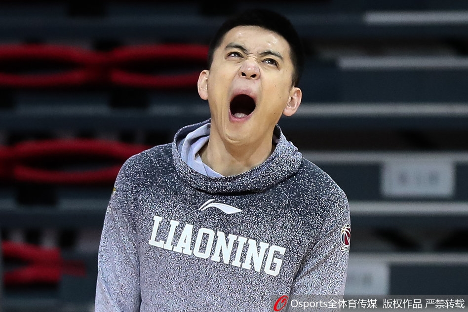 赵继伟像球场上的精灵,在高速运球中突然一个背后传球,球精准地找到切入的队友,这一瞬间的灵巧,足以盘活整支球队的进攻。