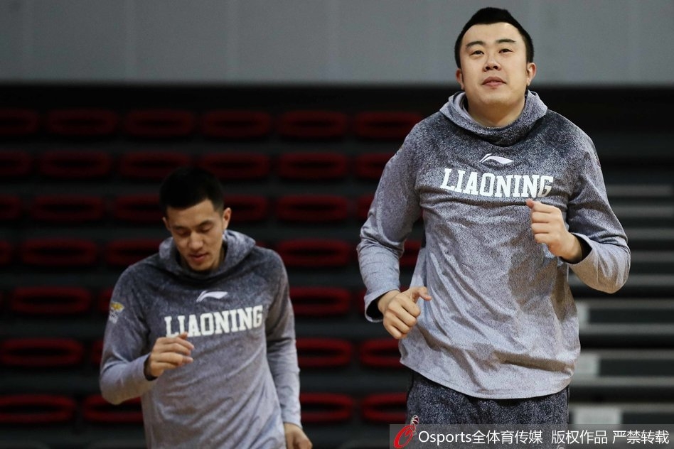 韩德君张开巨掌试图阻拦身形灵活的郭艾伦，郭艾伦则一脸坏笑地运球突破，两人在训练场上演一场搞笑的“猫鼠游戏”