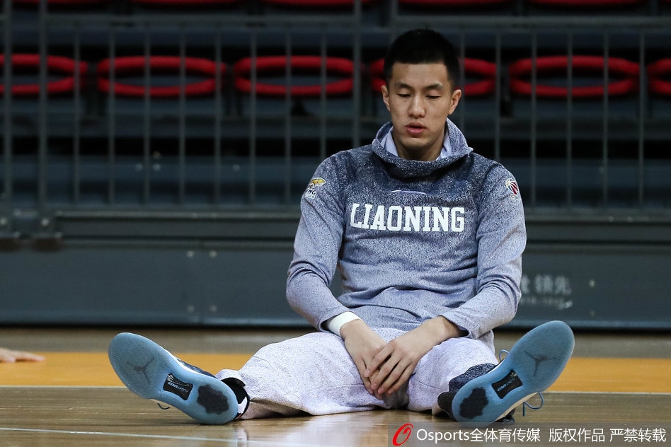 队长李晓旭目光如炬,在防守端寸步不离地跟随着对手,他用一次次奋力的拼抢和精准的卡位,筑起球队禁飞区的第一道屏障。