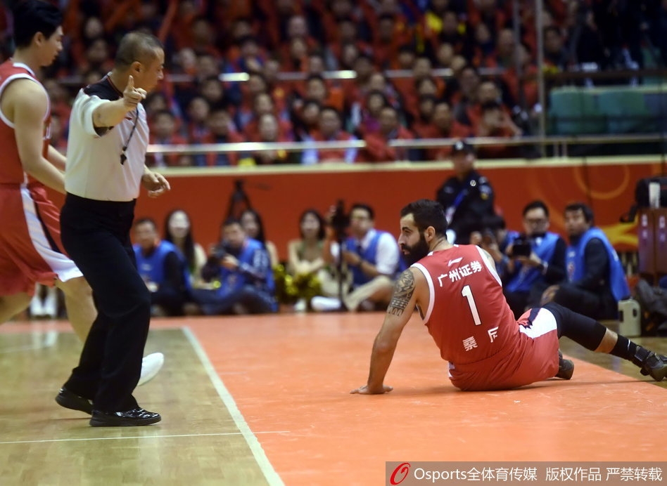 陶汉林如直升机般腾空而起，双手暴力灌筐，整个篮架都为之颤抖，他充满力量的扣篮完美诠释了山东大汉的霸气与激情。
