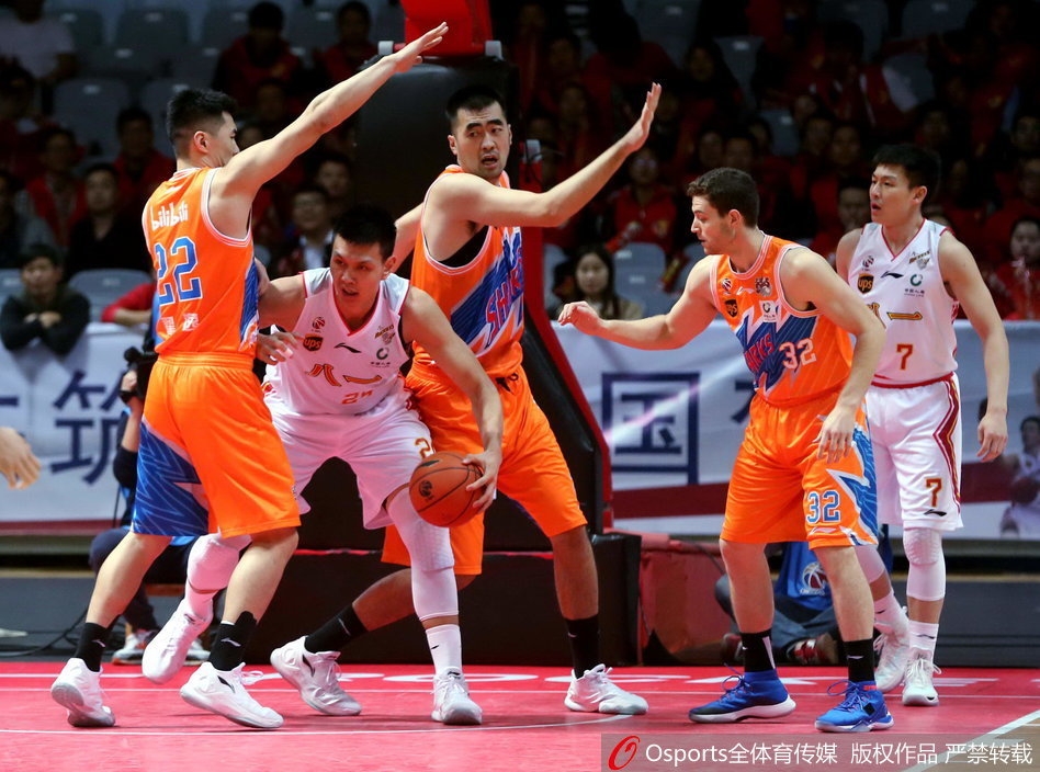 赛后，落寞的八一队员背影与庆祝胜利的弗雷戴特形成鲜明对比，场地中央的灯光聚焦处，仿佛是两个篮球时代交汇的缩影。