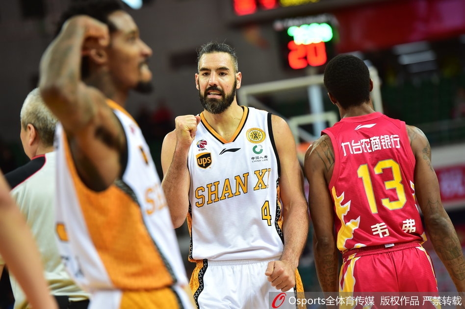 斯科拉在吉林队多人包夹之下依然淡定控球，眼神中透露着‘钻石’的冷艳与智慧。