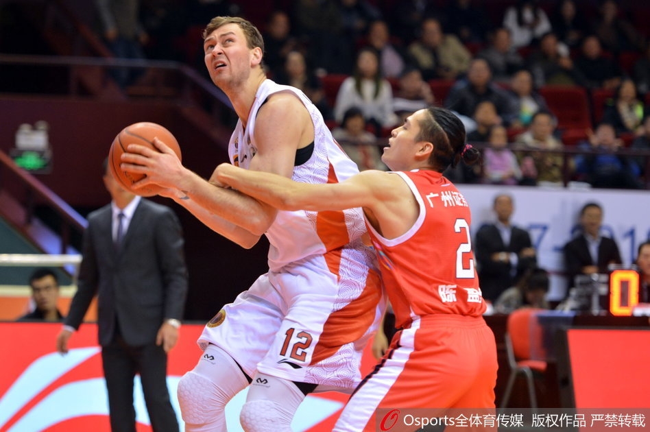 王汝恒在三分线外果断出手，皮球划过一道完美的彩虹弧线空心入网，他紧握双拳怒吼庆祝，这是属于山东板凳匪徒的高光时刻。