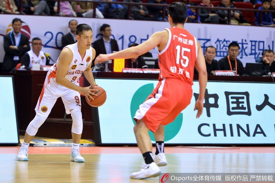 劳森鬼魅般的运球突破防线，他目光如炬寻找着队友，灵巧的身姿在长人如林的禁区中游刃有余，指挥官风范一览无余。