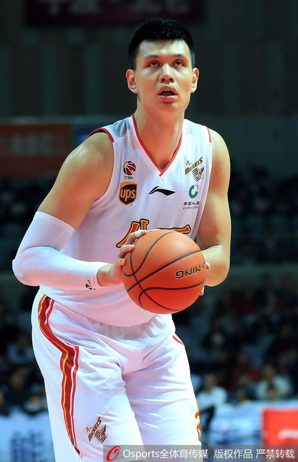 八一队张祖铭底角飙中三分后，紧握双拳，口中发出一声怒吼，脸上的汗水在灯光下闪耀，宣泄着全华班将士不输外援的豪情。