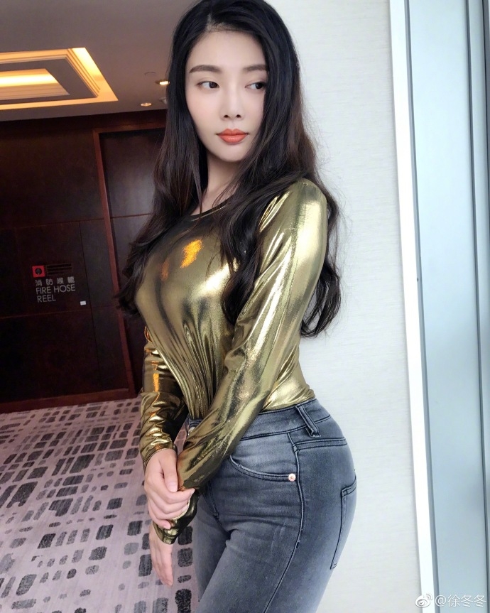 徐冬冬一袭白色长裙置身于静谧空间,姿态舒展,面带浅笑,宛如一幅岁月静好的优雅画卷。