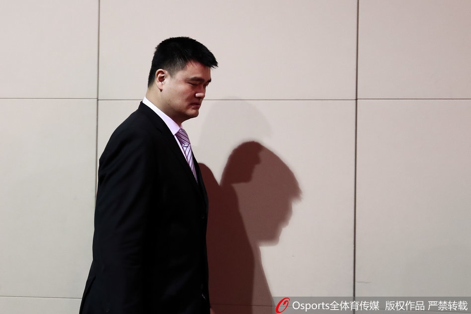 姚明微微弯腰，右手稳稳地将一封巨大的白色邀请函送入复古邮筒的投递口，这一动作仿佛将全中国篮球迷的期待封存，寄往充满无限创意的未来。