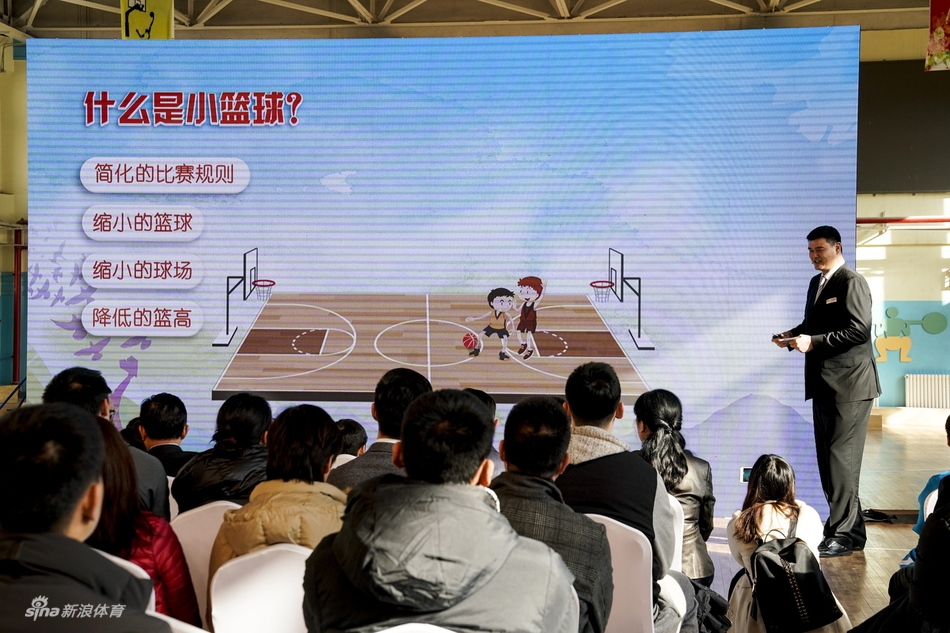 几位手持证书的小篮球推广大使并肩站立，他们面带微笑，身后是色彩斑斓的活动背景板，寓意着薪火相传。