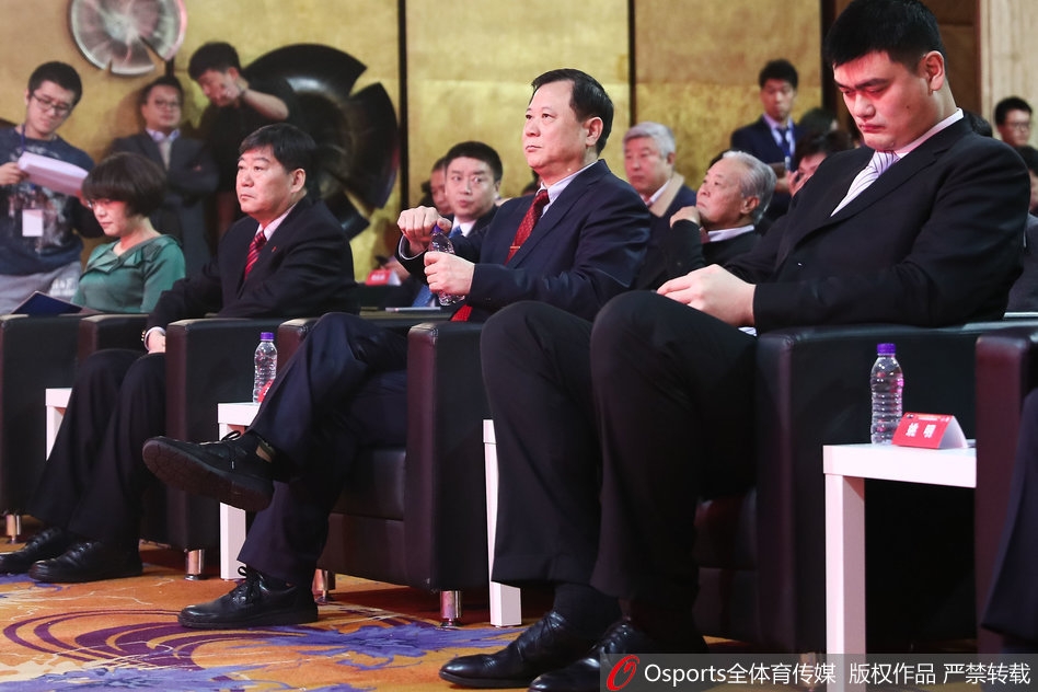 宽阔的仪式大厅内，灯光璀璨，众多领导嘉宾在台上共同见证这一时刻，台下座无虚席，记者们的镜头齐刷刷对准前方，定格了2019年篮球世界杯筹备史上这浓墨重彩的一页。