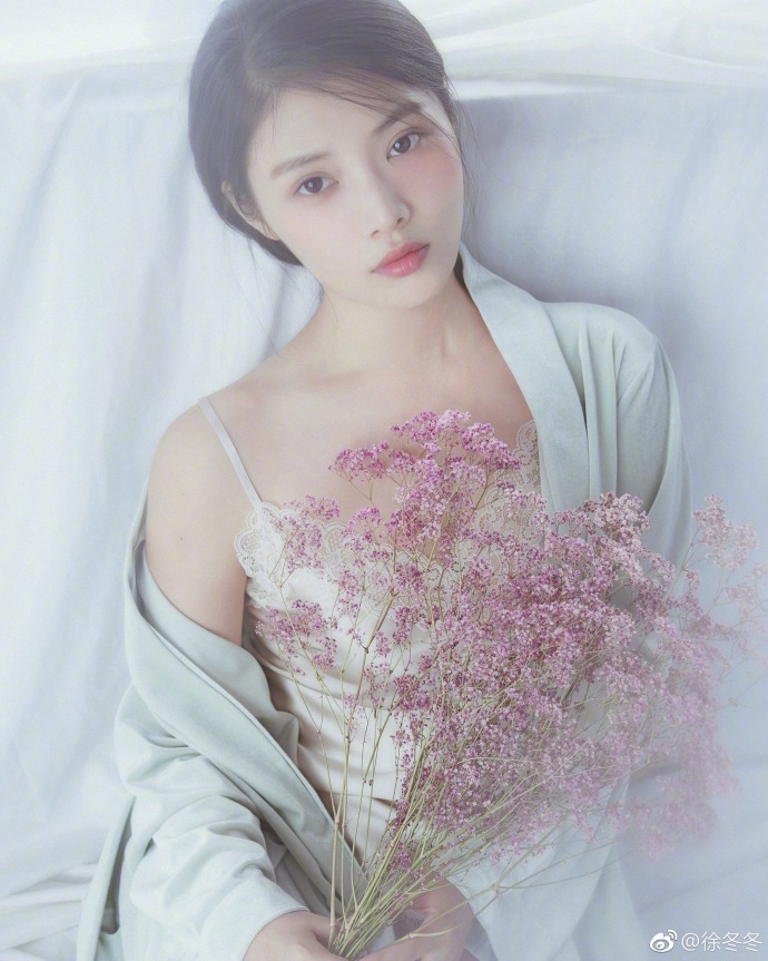 特写镜头下,徐冬冬的五官精致立体,眼神深邃而富有故事感,肌肤在光影下显得格外健康莹润。