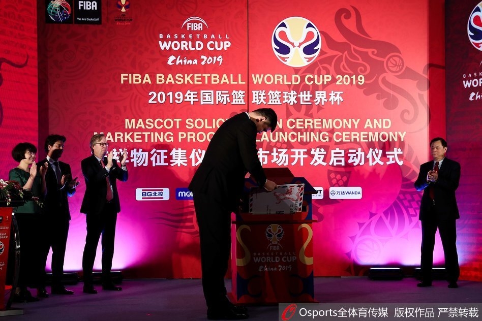 仪式现场高朋满座，姚明与几位中外嘉宾并肩站立，大家神情愉悦地相互交流，背景是巨大的活动主题板，空气中弥漫着合作与共赢的友好氛围。