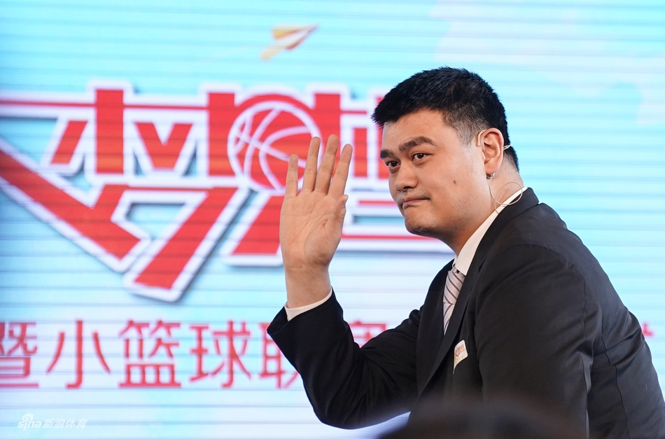 姚明在启动仪式上手持特制小篮球，眼神充满期待，仿佛看到了中国篮球的未来之星正在球场上快乐奔跑。