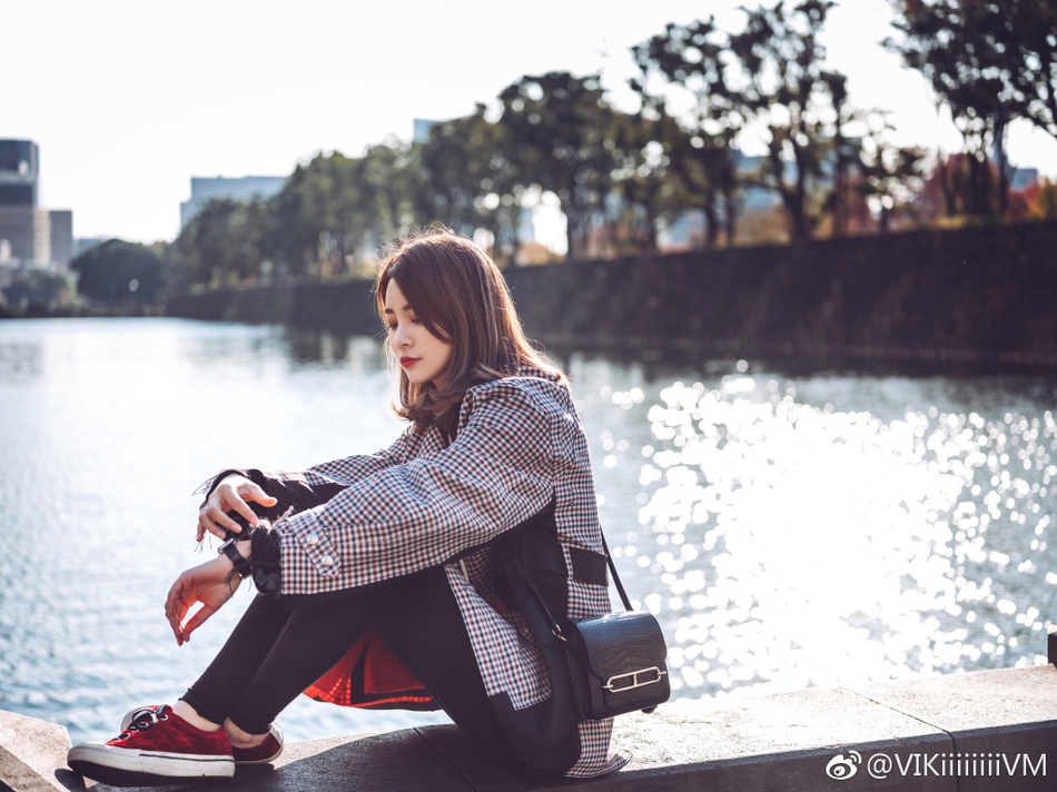 王星洋身穿黑色时尚外套，搭配精致首饰，在镜头前自信大方，展现出都市女性的干练与魅力。