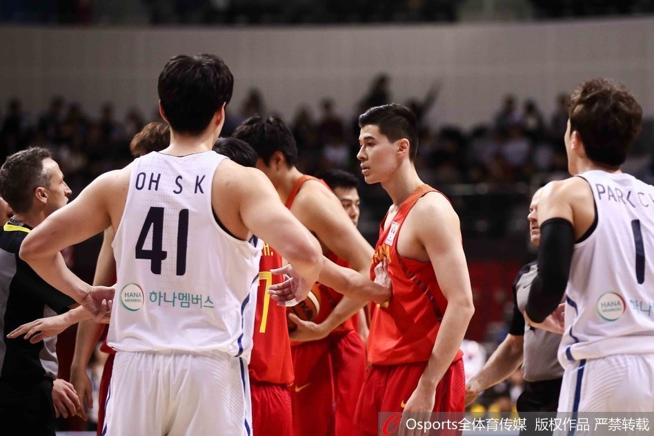 丁彦雨航隔着韩国中锋金钟奎完成单手劈扣，整个篮球架都在颤抖，场边的中国替补席全部跃起欢呼。