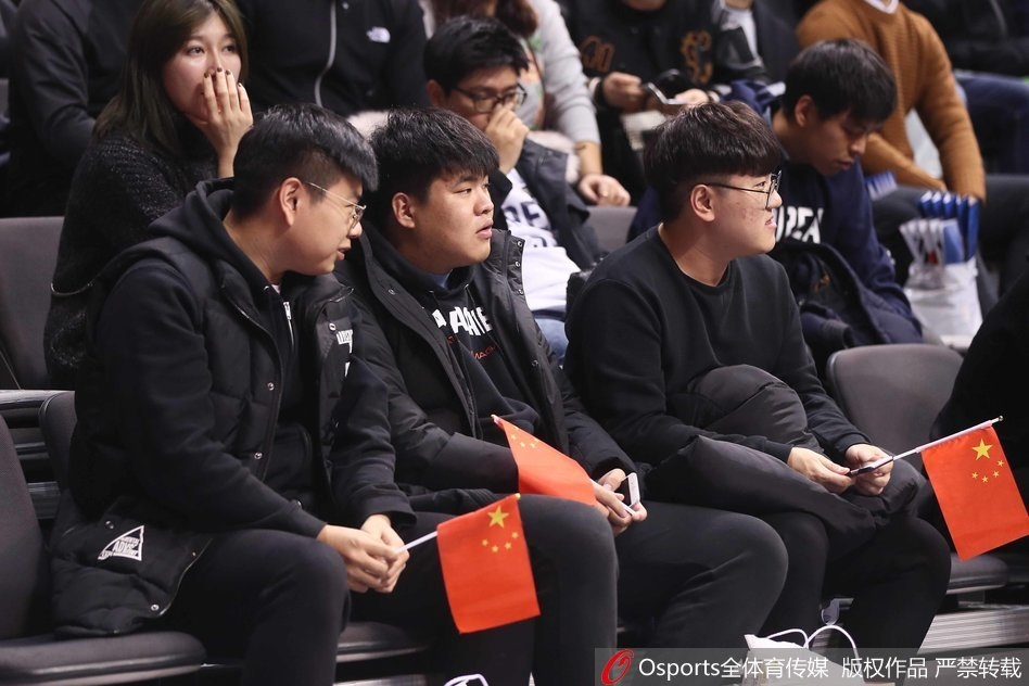 比赛结束后,中国球迷在看台上展开一面巨大的五星红旗,红旗如同胜利的旌旗般铺开。虽然只是局部特写,但足以让人想象到当时在场中国球迷激动与自豪的心情。