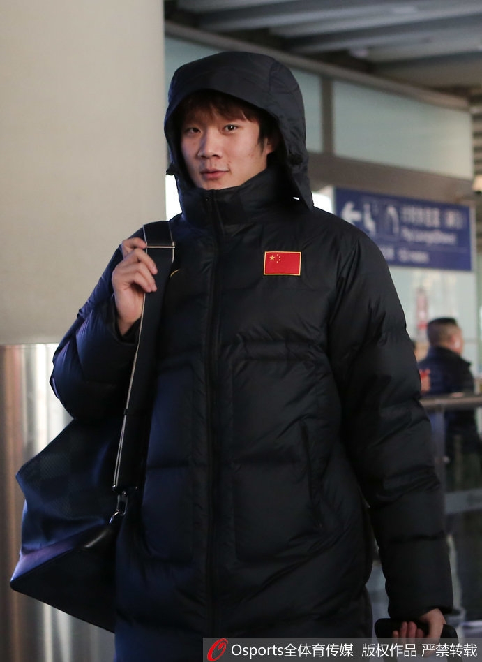 李楠指导在人群中显得格外从容，他一边推车一边观察着周围的队员，这位昔日的“小李飞刀”正用自己的方式将这支队打造成一支纪律严明的“铁军”。