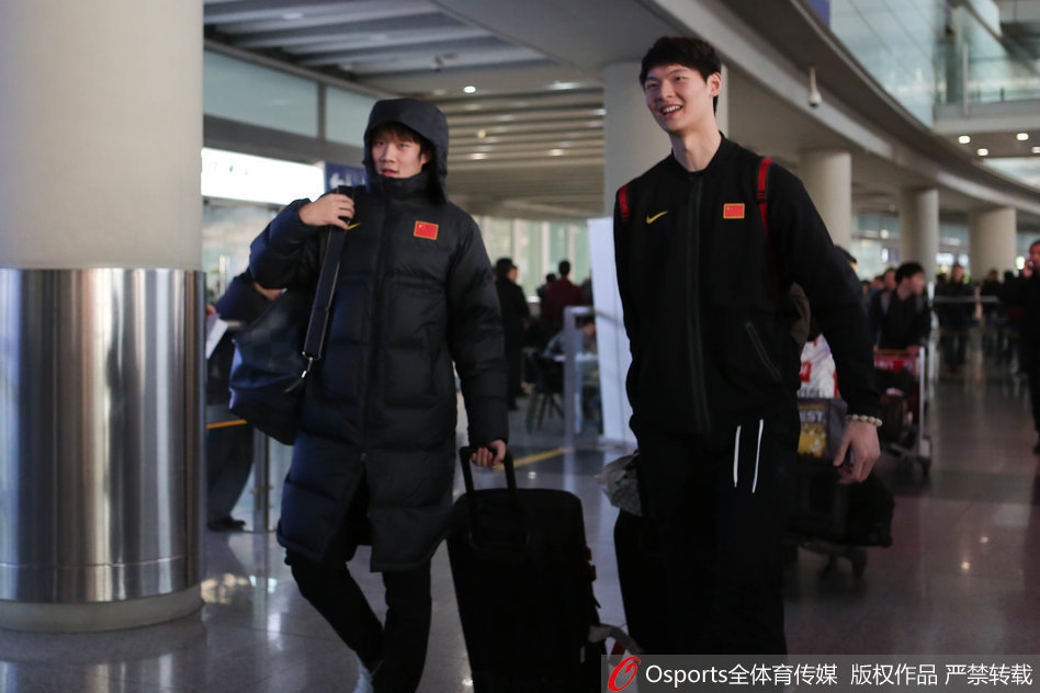 在航站楼内，王哲林独自推着满载行李的手推车，手腕上似乎还缠着保护绷带，但脸上轻松的神情预示着伤势无碍，也预示着心情大好。