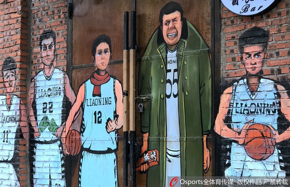 身披军大衣的韩德君化身街头硬汉，手拿板砖面带憨笑，霸气中透着几分可爱