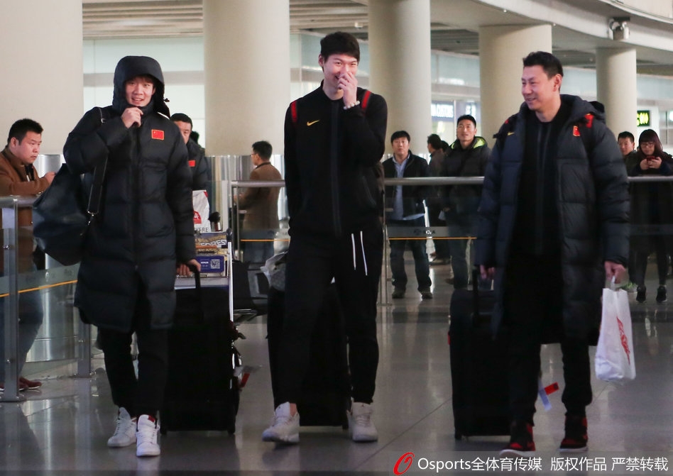 另一名红队队员也出现在镜头中，他身穿便装，正低头查看手机，也许是在向家人和朋友报平安，分享客场攻克首尔的喜悦。