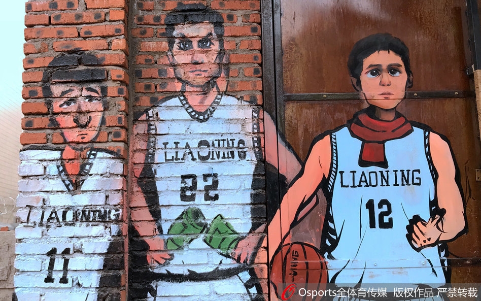 李晓旭手握啤酒瓶霸气侧漏，眼神凌厉仿佛在说：‘我的地盘我做主’