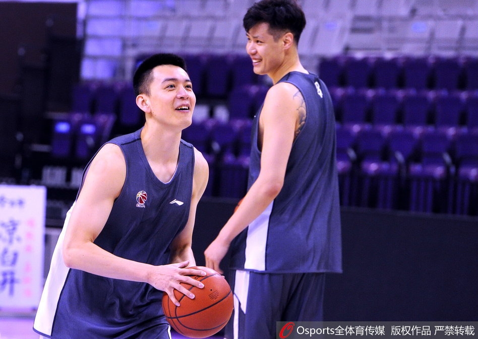 赵继伟在训练后进行肌肉放松，表情专注而坚毅，尽管身体疲惫，但他的眼神中透露出对总决赛的期待。