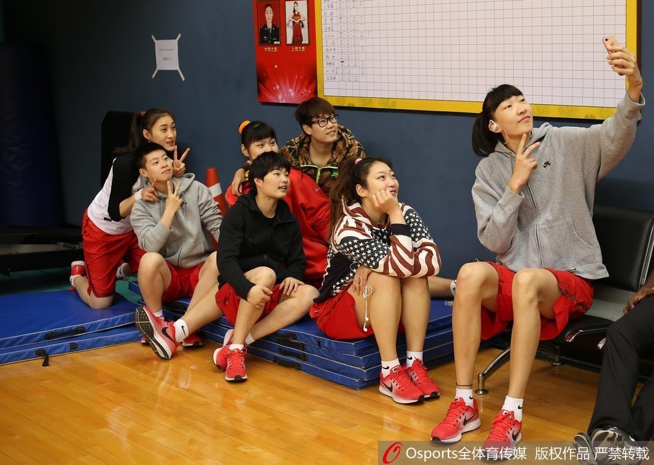 队长邵婷在镜头前卸下赛场上的沉稳，对着镜头俏皮地比出剪刀手，眉眼间的笑意仿佛在说，我们也只是爱玩爱笑的大女孩。