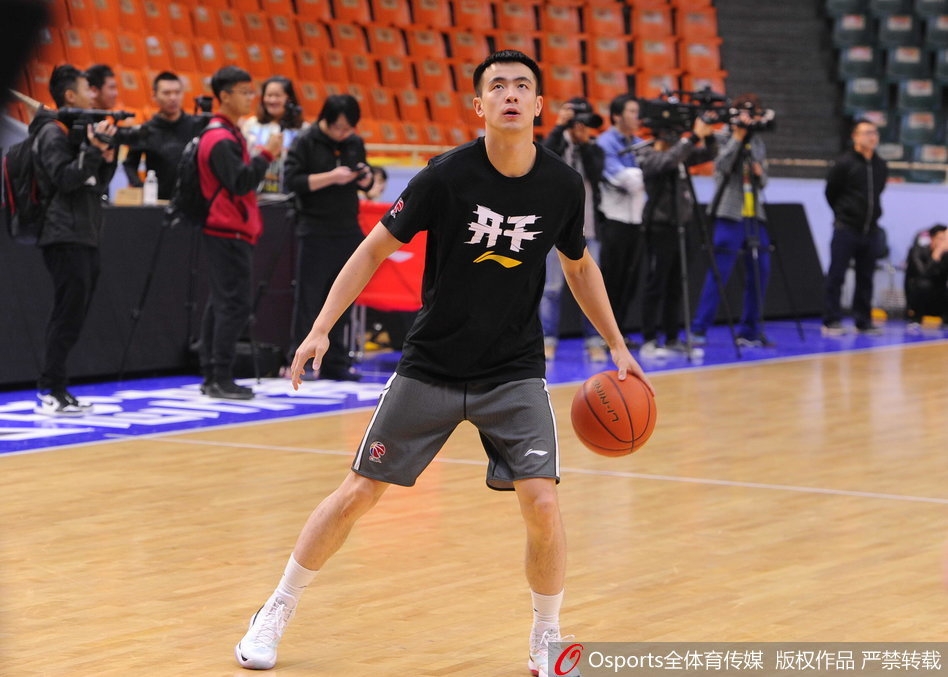 韩德君在训练中篮下强攻，庞大的身躯如同辽篮内线的定海神针，带伤作战的他眼神中满是坚定。