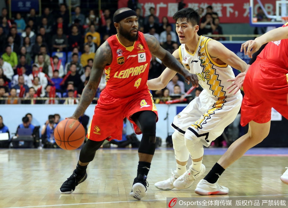 广厦小将赵岩昊外线接球后果断出手，篮球在空中划过一道完美弧线，他手指长天，眼神坚定，吹响了球队绝地反击的冲锋号。