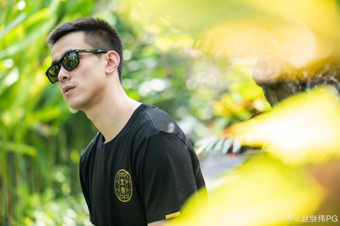 赵继伟利用度假酒店的健身设备进行核心力量训练，身体线条硬朗，展现了休赛期不懈怠的职业态度。