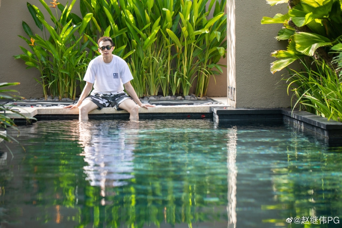 尽管是在度假放松期间，赵继伟依然选择在健身房加练力量，汗水与努力是他对篮球热爱的最好证明。