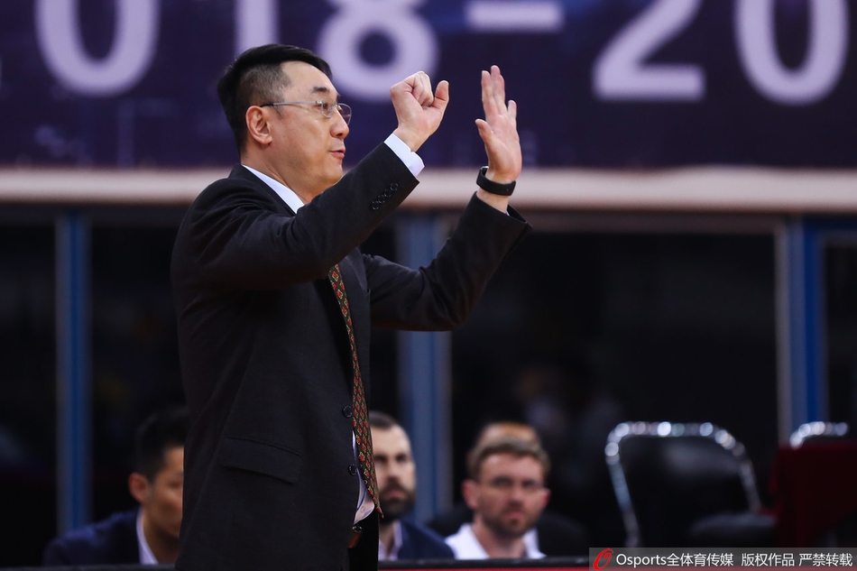 北控队内线支柱王征在山西队员的合围之下，高高跃起，用指尖轻轻一拨，奋力拼抢下这个至关重要的前场篮板。