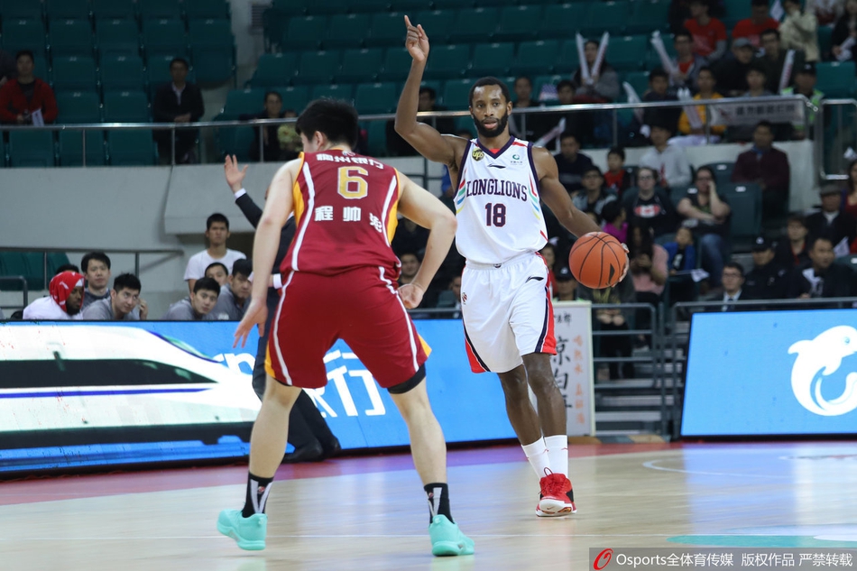 吴前在三分线外稳稳出手命中后，握拳怒吼，身后的巨大比分牌记录着他本场30分的高光时刻，他是这场关键战役中最冷血的杀手。