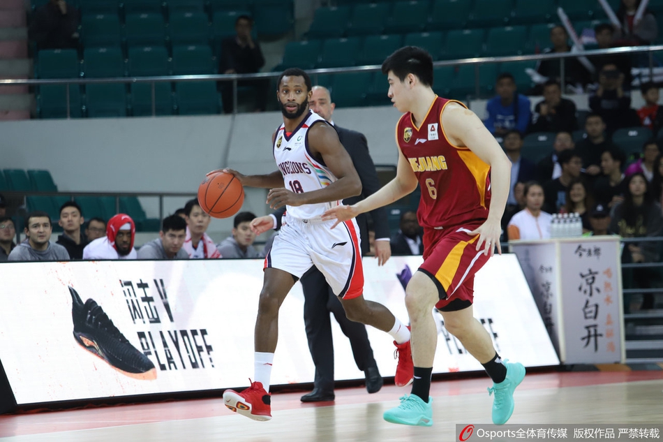 面对郭凯的贴身长臂防守，浙江外援邓蒙在空中失去平衡前依然将球抛向篮筐，这记神奇的2+1进球让整个广州体育馆陷入沉寂。