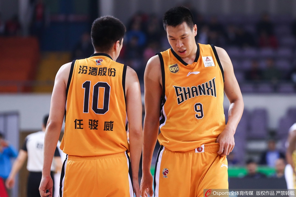 北控队外援雷多犹如猛虎下山，面对山西队的重重防守，依然坚决持球突破，身体在空中完全舒展，寻找着出手的最佳角度。