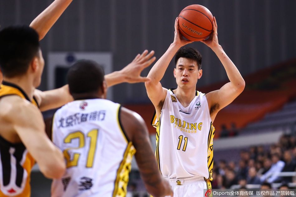 山西队核心布朗在比赛关键时刻持球单打，他虚晃一枪后干拔跳投，皮球在空中划出一道美丽的弧线直奔篮筐。