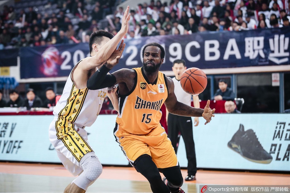 北控队员奋力跃起干扰山西队的投篮，双手几乎封到了对手脸上，这次成功的防守赢得了现场观众的阵阵喝彩。