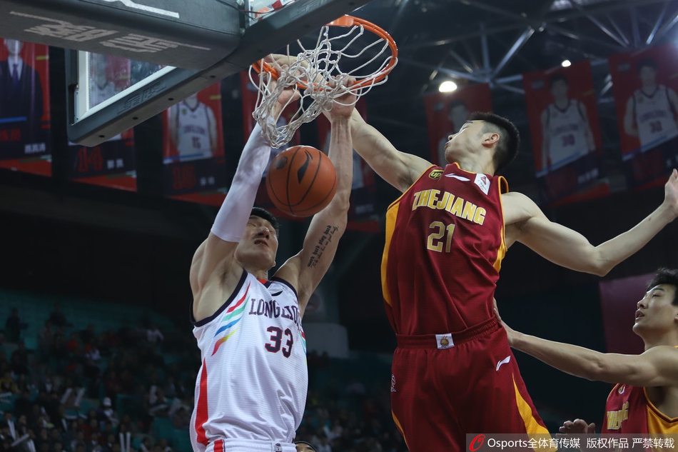 胜负已分，广州队外援弗格神情落寞地蹲在场地中央，与远处庆祝的浙江队球员形成鲜明对比，竞技体育的残酷尽在不言中。