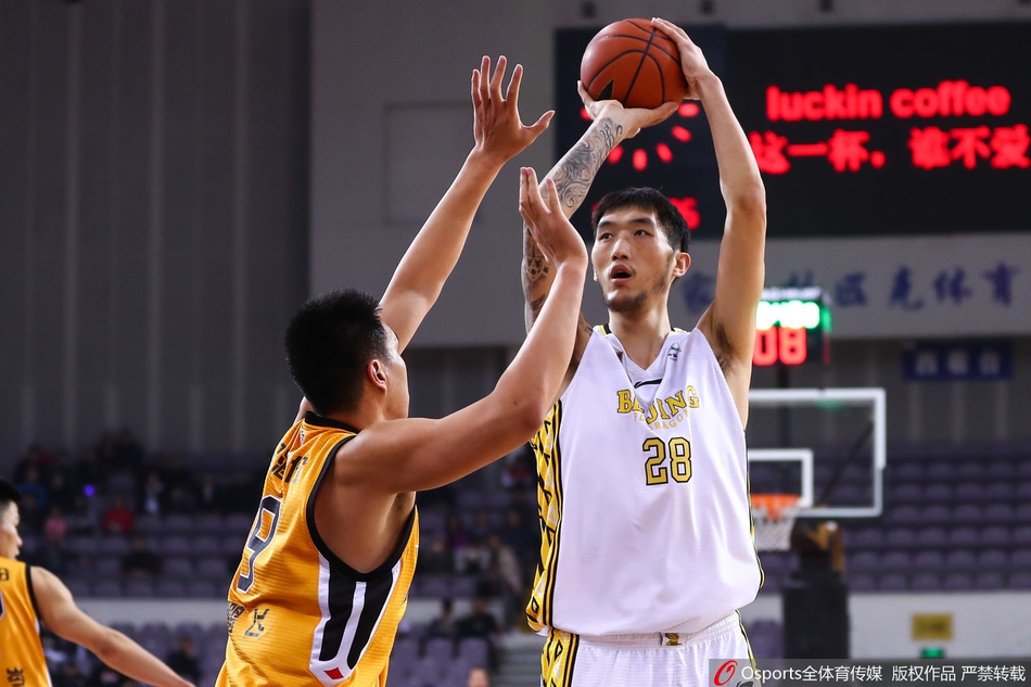 北控队长于梁在山西队员严防下强行出手，篮球擦板后稳稳落入篮网，这是他全场拼搏精神的完美写照。