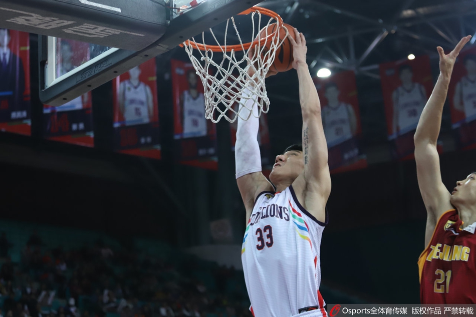 张大宇在篮下卡住位置，奋力摘下前场篮板，他坚毅的表情和强壮的身躯为浙江队筑起了一道内线的屏障。
