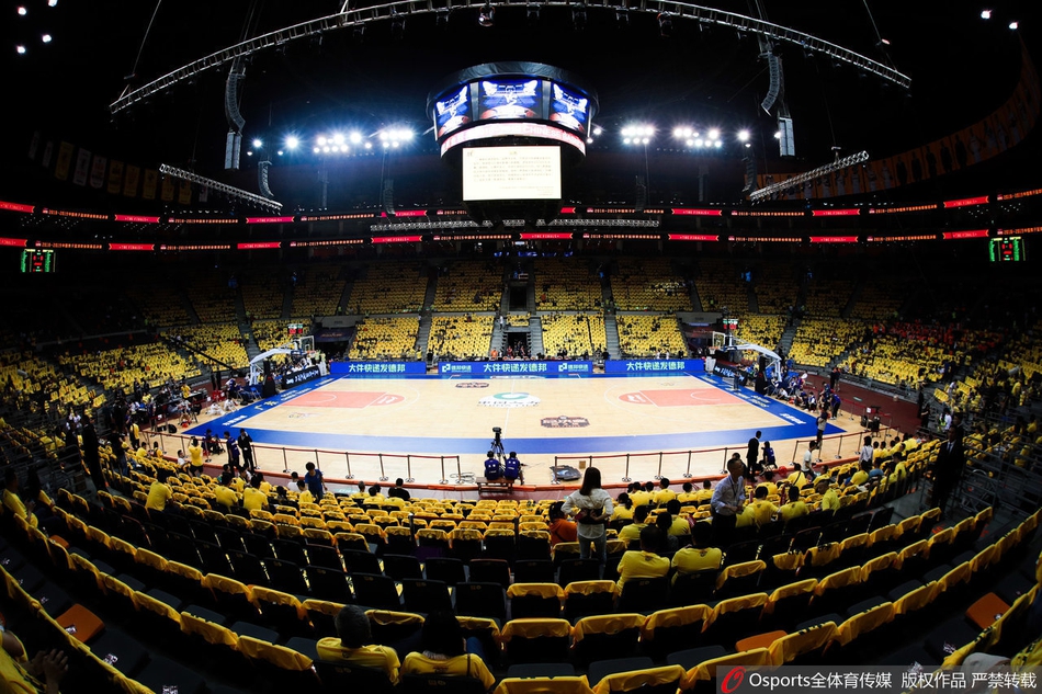 中场休息时，东莞篮球中心看台上的黄色助威服依旧整齐划一，球迷们手持加油棒，形成一道坚不可摧的黄色城墙，守护着主队篮筐。