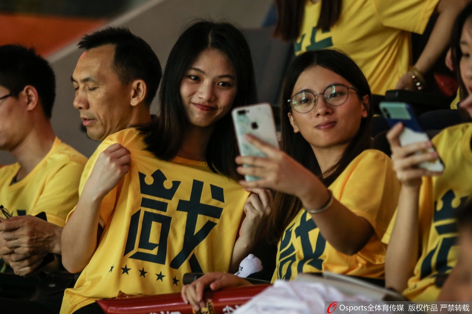 广东宏远球员赛后向看台上的“黄海”致敬，他们手拉手鞠躬，感谢这片黄色海洋在整个夜晚给予球队的无尽能量与支持。