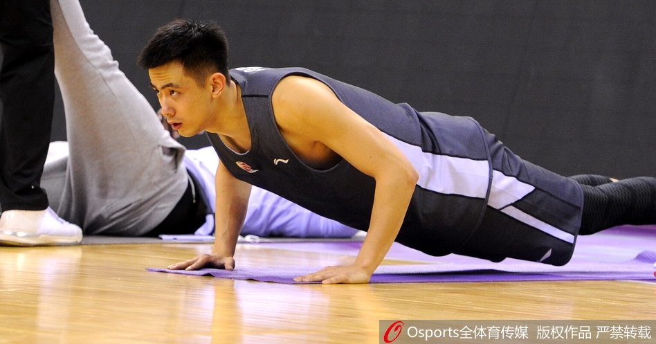 丛明晨在外线出手三分，投篮姿势标准利落，作为球队的重要射手，他在训练中保持着火热的手感。