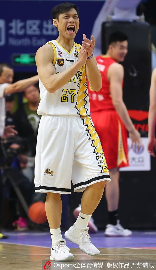 广厦队长林志英在命中关键三分后，霸气捶胸仰天长啸，脸上的青筋暴起，将七年压抑的情绪在这一刻彻底释放。