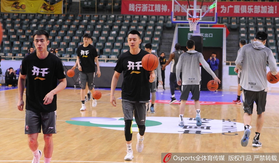 郭士强手持战术板正在给队员们布置战术，神情严肃而专注，他的运筹帷幄是这支球队最坚实的后盾。