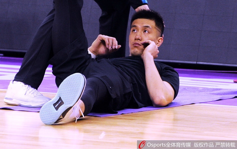 大外援巴斯在力量房中进行身体对抗训练，肌肉线条分明，展现出了极强的核心力量和竞技状态。