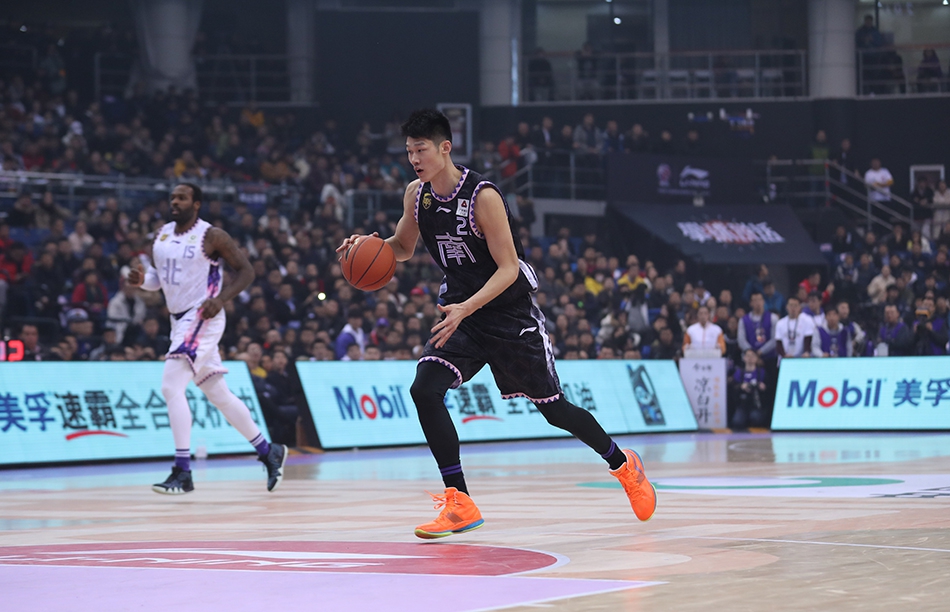 南方明星队外援约瑟夫杨持球突破，他眼神坚定，面对防守球员强行起跳，展现出超强的个人得分能力